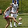 Maria Sharapova s'est essayée au football lors d'un entraînement entre deux exercices plus classiques, avec le sourire et ses coachs, à Wimbledon, le 25 juin 2013