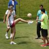 Maria Sharapova dévoile ses longues jambes en jouant au football lors d'un entraînement entre deux exercices plus classiques, à Wimbledon, le 25 juin 2013