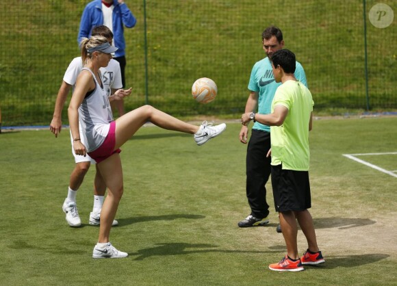 Maria Sharapova dévoile ses longues jambes en jouant au football lors d'un entraînement entre deux exercices plus classiques, à Wimbledon, le 25 juin 2013