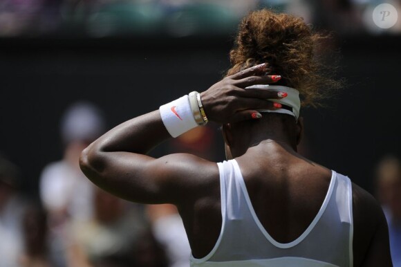 Serena Williams a rapidement rangé sa crinière en chignon durant son premier match de Wimbledon face à Mandy Minella le 25 juin 2013 à Londres