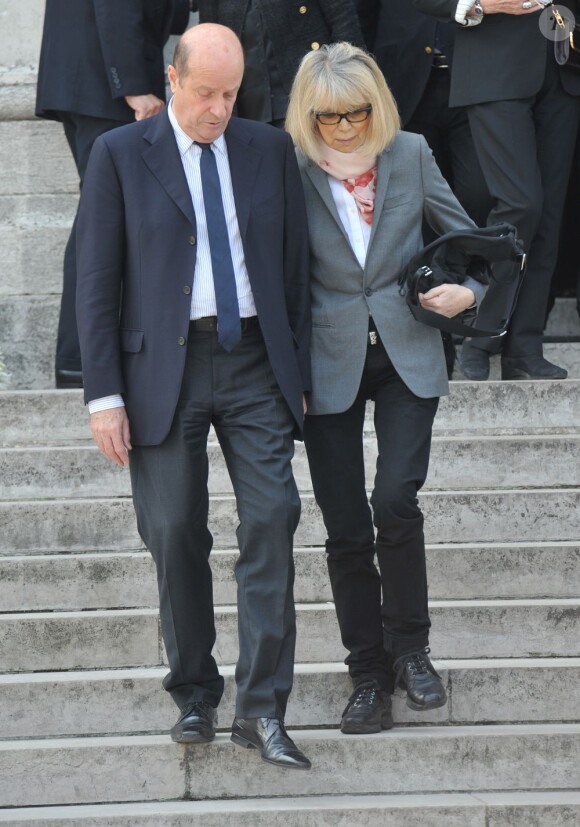 Mireille Darc - Funérailles du couturier Jean-Louis Scherrer au cimetière du Père-Lachaise. A Paris le 26 juin 2013.