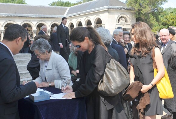 Anne-Aymone Giscard d'Estaing - Funérailles du couturier Jean-Louis Scherrer au cimetière du Père-Lachaise. A Paris le 26 juin 2013.