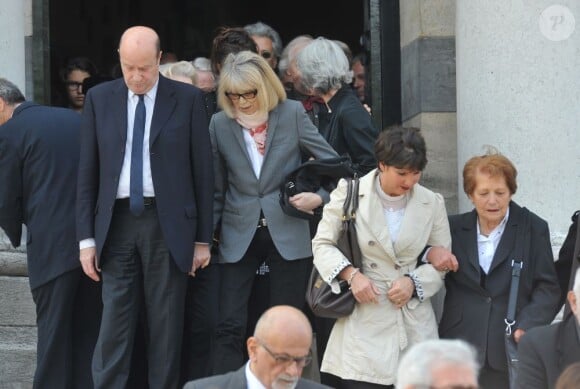 Mireille Darc - Funérailles du couturier Jean-Louis Scherrer au cimetière du Père-Lachaise. A Paris le 26 juin 2013.