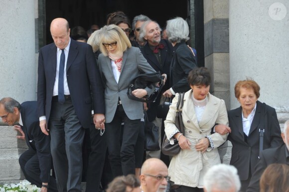 Mireille Darc - Funérailles du couturier Jean-Louis Scherrer au cimetière du Père-Lachaise. A Paris le 26 juin 2013.