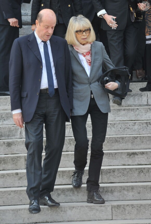 Mireille Darc - Funérailles du couturier Jean-Louis Scherrer au cimetière du Père-Lachaise. A Paris le 26 juin 2013.