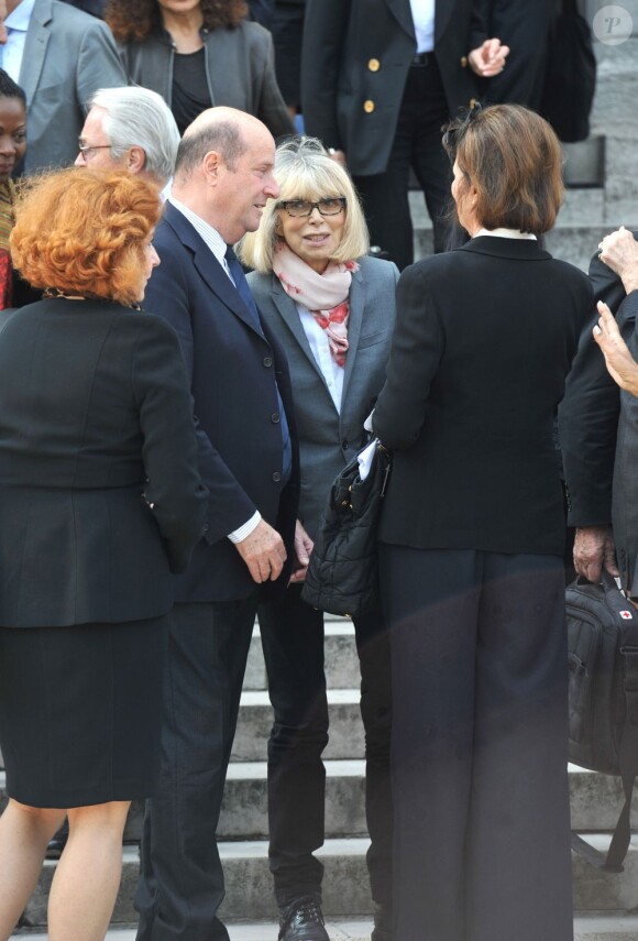Mireille Darc - Funérailles du couturier Jean-Louis Scherrer au cimetière du Père-Lachaise. A Paris le 26 juin 2013.