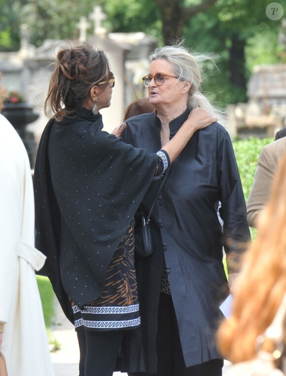 Funérailles du couturier Jean-Louis Scherrer au cimetière du Père-Lachaise. A Paris le 26 juin 2013.