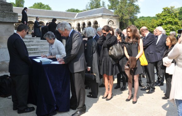 Anne-Aymone Giscard d'Estaing - Funérailles du couturier Jean-Louis Scherrer au cimetière du Père-Lachaise. A Paris le 26 juin 2013.