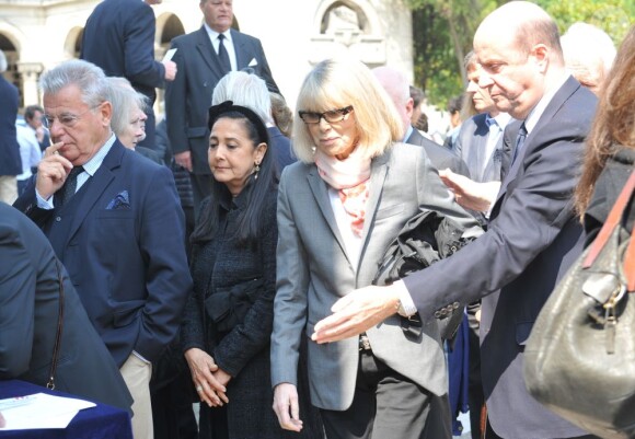 Mireille Darc - Funérailles du couturier Jean-Louis Scherrer au cimetière du Père-Lachaise. A Paris le 26 juin 2013.