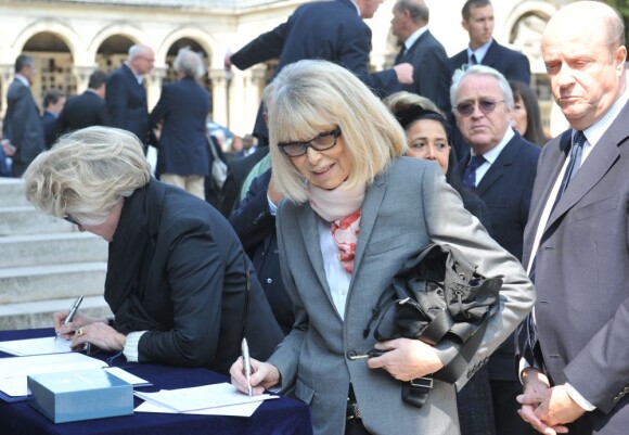 Mireille Darc - Funérailles du couturier Jean-Louis Scherrer au cimetière du Père-Lachaise. A Paris le 26 juin 2013.