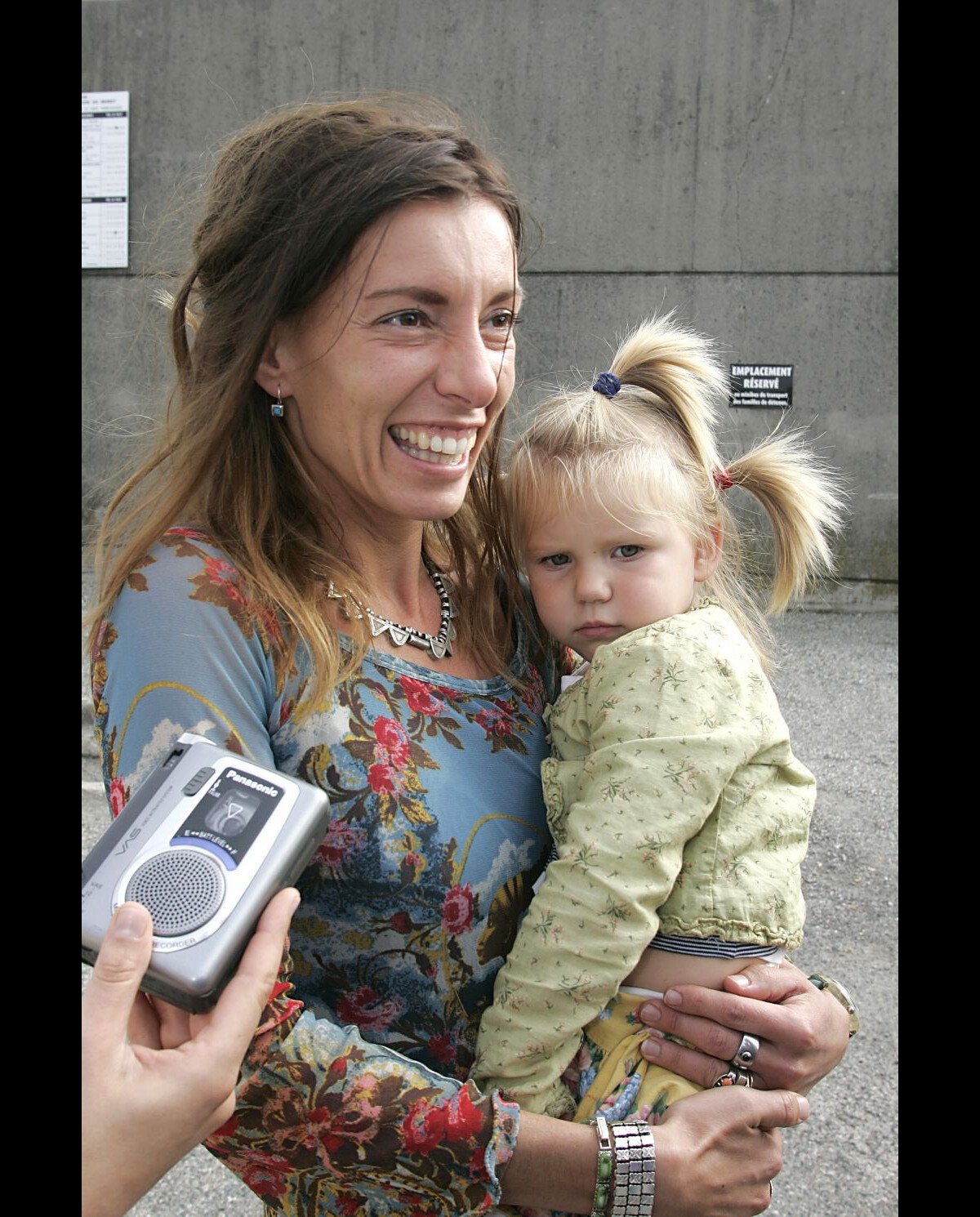 Vidéo Kristina Rady avec sa fille Alice devant le centre de détention