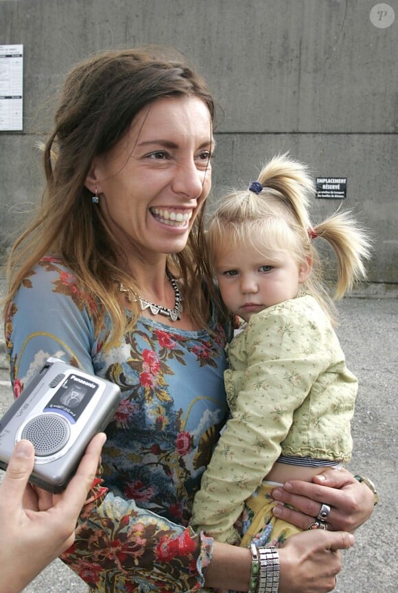Kristina Rady avec sa fille Alice devant le centre de détention de Muret pour aller rendre visite à son époux Bertrand Cantat, le 2 octobre 2004.