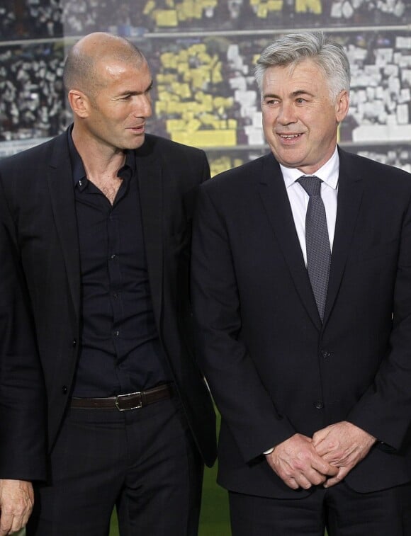 Carlo Ancelotti et son nouvel entraîneur adjoint au Real Madrid Zinédine Zidane à Madrid, le 26 juin 2013.