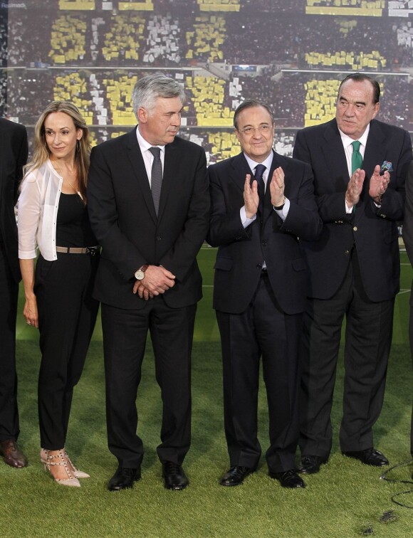 Carlo Ancelotti avec sa compagne, Zinédine Zidane, Florentino Perez et le vice-président du Real Madrid Fernandez Tapias à Madrid, le 26 juin 2013.