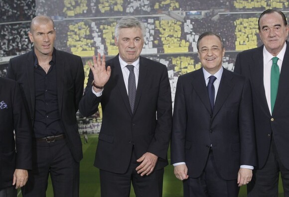 Carlo Ancelotti, Zinédine Zidane, Florentino Perez et le vice-président du Real Madrid Fernandez Tapias à Madrid, le 26 juin 2013.