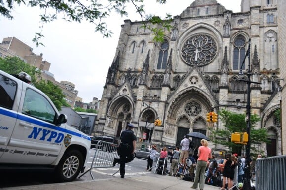 Les caméras et spectateurs arrivent aux funérailles de James Gandolfini à la cathédrale Saint John The Divine à New York, le 27 juin 2013.