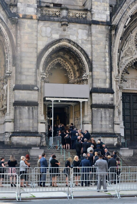 Les invités rentrent pour les funérailles de James Gandolfini à la cathédrale Saint John The Divine à New York, le 27 juin 2013.