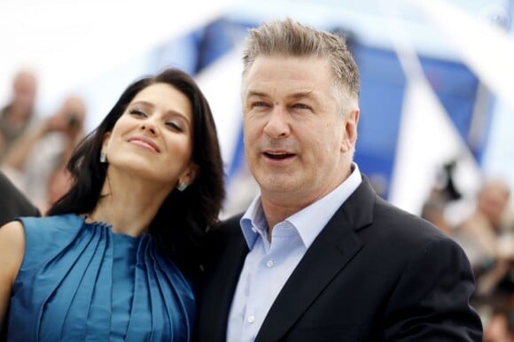 Alec Baldwin et sa femme Hilaria Thomas lors du photocall de "Seduced and abandoned" au Festival de Cannes le 15 mai 2013