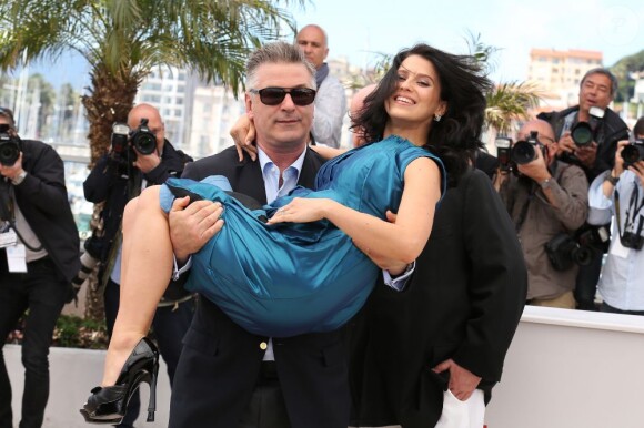 Alec Baldwin et sa femme Hilaria Thomas, enceinte, lors du Festival de Cannes 2013