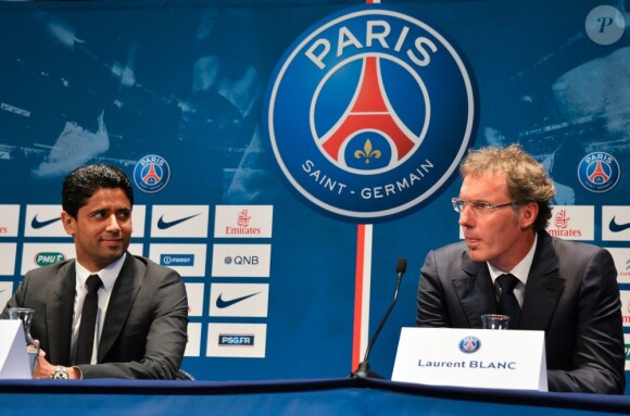 Laurent Blanc au côté de son président Nasser Al-Khelaifi lors de la conférence de presse de présentation au poste d'entraîneur du PSG le 27 juin au Parc des Princes à Paris