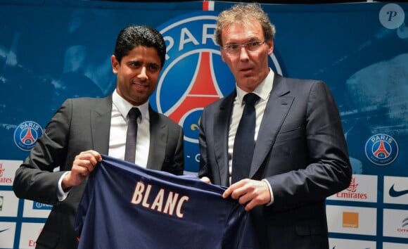 Laurent Blanc et son nouveau président Nasser Al-Khelaifi lors de la conférence de presse de présentation au poste d'entraîneur du PSG le 27 juin au Parc des Princes à Paris