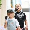 Kingston et Zuma, les deux fils de Gwen Stefani dégustent une glace après leur leçon de paddleboard sous le soleil de Californie, le 29 juin 2013 à Los Angeles