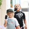  Kingston et Zuma, les deux fils de Gwen Stefani dégustent une glace après leur leçon de paddleboard sous le soleil de Californie, le 29 juin 2013 à Los Angeles 