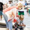 Gwen Stefani surveille son petit Zuma lors d'une journée passé à la plage sous le soleil de Californie, le 29 juin 2013 à Los Angeles