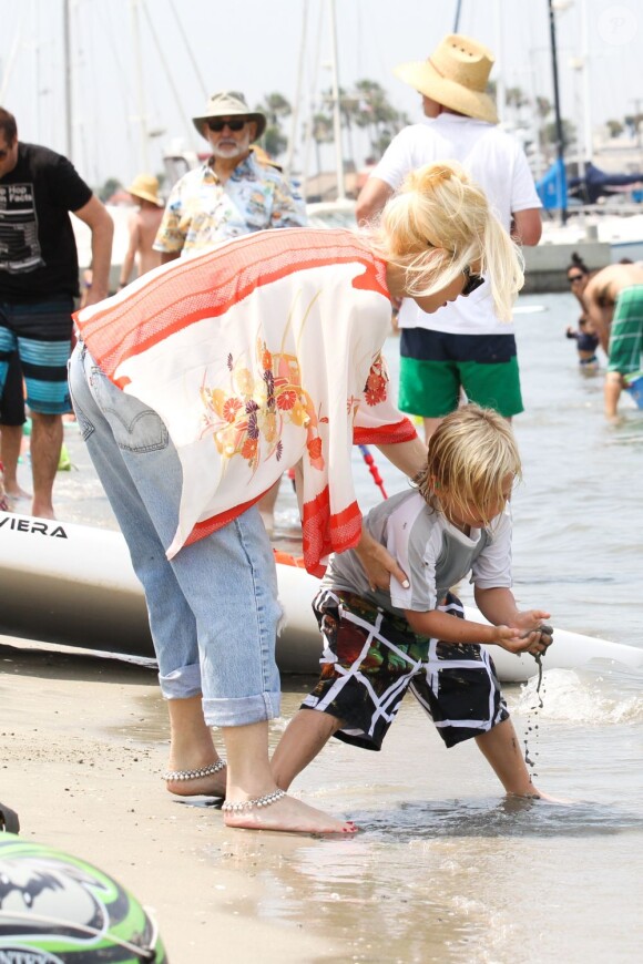 Gwen Stefani surveille son petit Zuma lors d'une journée passé à la plage sous le soleil de Californie, le 29 juin 2013 à Los Angeles