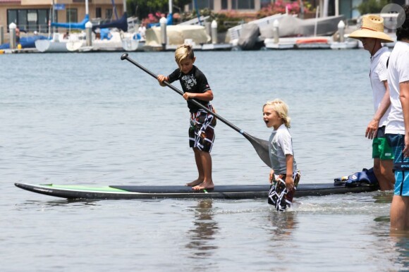 Les enfants de Gwen Stefani, Kingston et Zuma prennent des cours de paddleboard lors d'une journée passée à la plage sous le soleil de Californie, le 29 juin 2013 à Los Angeles