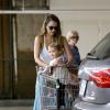 Jessica Alba en famille accompagnée de ses filles le 30 juin 2013 à Los Angeles