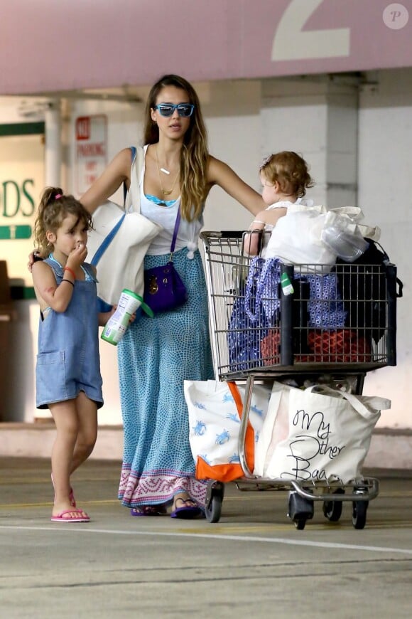 La superbe actrice Jessica Alba en famille accompagnée de ses filles le 30 juin 2013 à Los Angeles