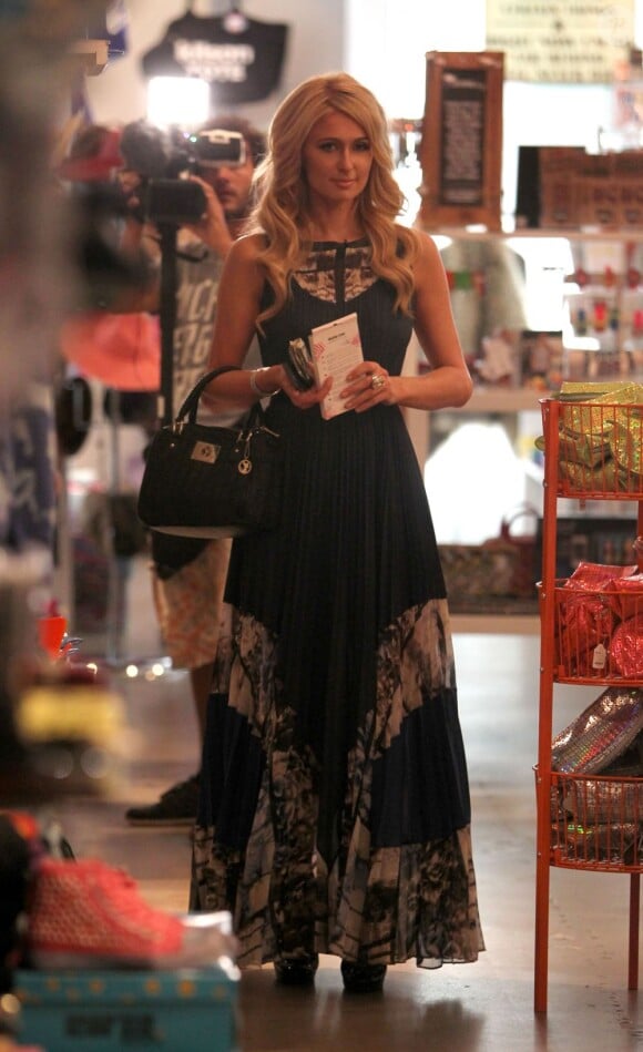 Paris Hilton, toujours aussi radieuse, en train de tourner une scène de la télé-réalité Les Ch'tis avec Hillary, Tressia, et Gaëlle où elles font du shopping au magasin Kitson, le 28 juin 2013 à Los Angeles