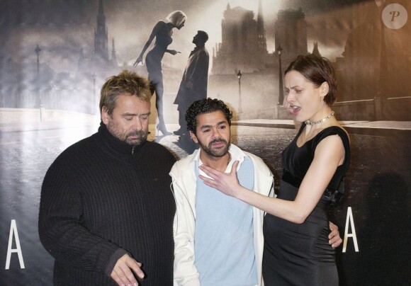 Luc Besson, Jamel Debbouze et Rie Rasmussen lors de la présentation du film Angel-A à Paris le 20 décembre 2005