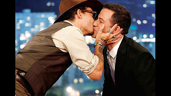 Johnny Depp : La superstar embrasse Jimmy Kimmel... sur la bouche !
