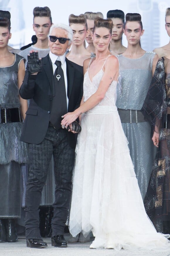 Karl Lagerfeld lors du final du défilé Chanel haute couture automne-hiver 2013-2014 au Grand Palais. Paris, le 2 juillet 2013.