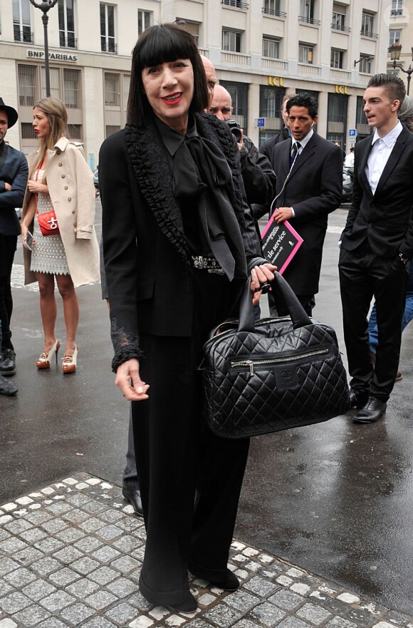 Chantal Thomass arrive au Palais Brongniart pour assister au défilé de mode haute couture automne-hiver 2013/2014 d'Elie Saab. Paris, le 3 juillet 2013.
