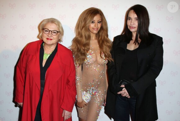 Zahia Dehar, entourée de Josiane Balasko et Béatrice Dalle, lors de la soirée d'inauguration de la pâtisserie-boudoir éphémère de Zahia Dehar à Paris, chez L'Éclaireur, le 3 juillet 2013