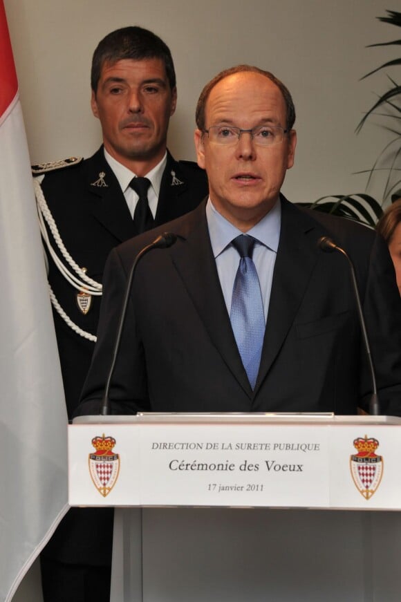 Le prince Albert de Monaco présente ses voeux au chef de la police monègasque et à ses membres, le 17 janvier 2011. André Muhlberger se trouve juste derrière lui.