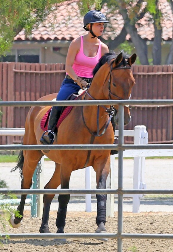 Kaley Cuoco, fan d'équitation, monte à cheval à Westlake en Californie, le 3 juillet 2013