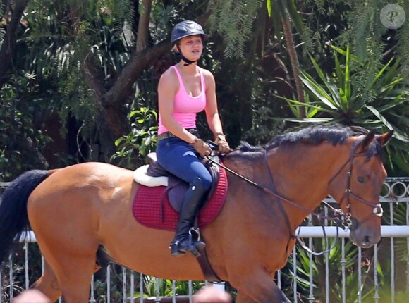 Kaley Cuoco monte à cheval à Westlake en Californie, le 3 juillet 2013