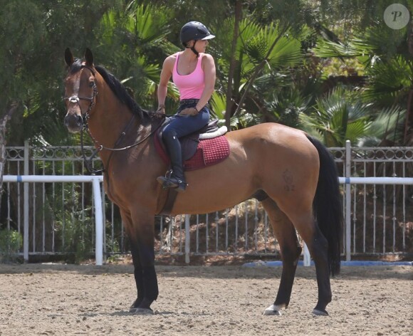 Kaley Cuoco monte à cheval à Westlake en Californie, le 3 juillet 2013