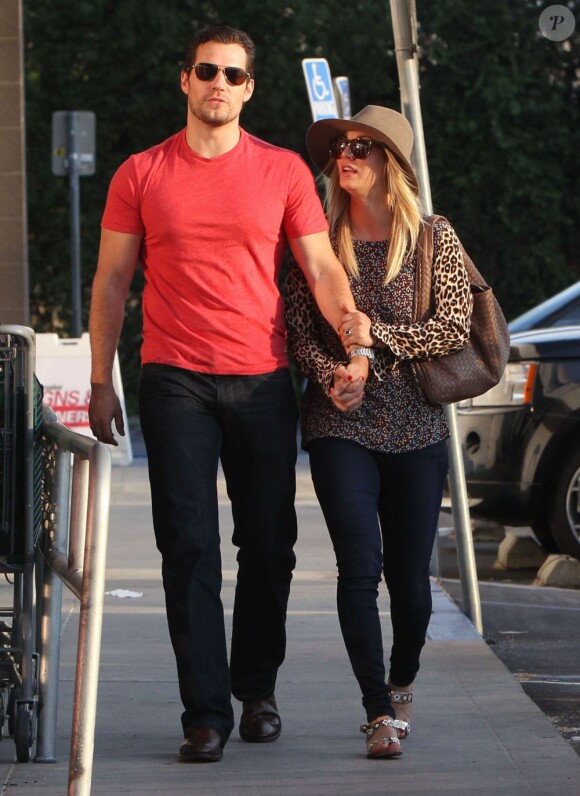 Kaley Cuoco et son petit ami Henry Cavill, main dans la main à Los Angeles le 3 juillet 2013, vont faire des courses
