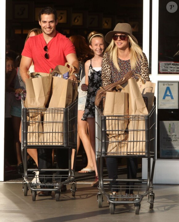 Kaley Cuoco et son petit ami Henry Cavill, main dans la main à Los Angeles le 3 juillet 2013, vont faire des courses
