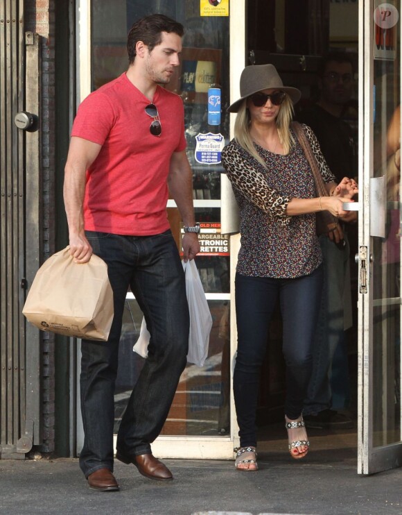 Kaley Cuoco et son petit ami Henry Cavill, main dans la main à Los Angeles le 3 juillet 2013, vont faire des courses