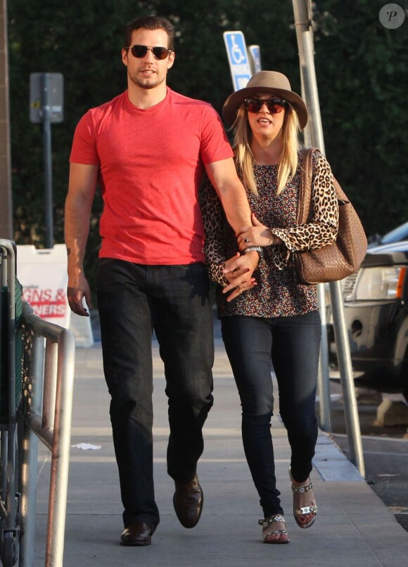 Kaley Cuoco et son petit ami Henry Cavill, main dans la main à Los Angeles le 3 juillet 2013, vont faire des courses