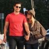Kaley Cuoco et son petit ami Henry Cavill, main dans la main à Los Angeles le 3 juillet 2013, vont faire des courses