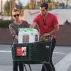 Kaley Cuoco et son petit ami Henry Cavill, main dans la main à Los Angeles le 3 juillet 2013, vont faire des courses