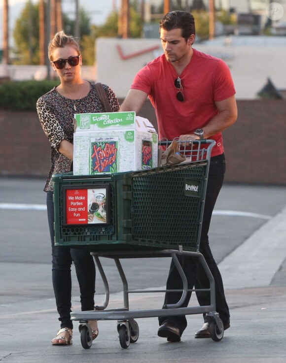 Kaley Cuoco et son petit ami Henry Cavill, main dans la main à Los Angeles le 3 juillet 2013, vont faire des courses