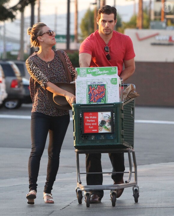 Kaley Cuoco et son petit ami Henry Cavill, main dans la main à Los Angeles le 3 juillet 2013, vont faire des courses